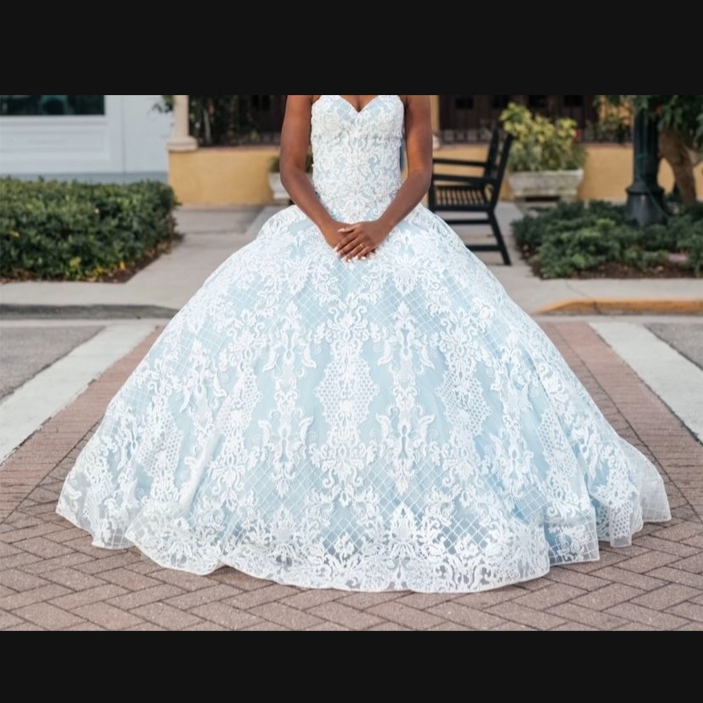 This dress is a very beautiful dress, I wore it for my sweet 16.